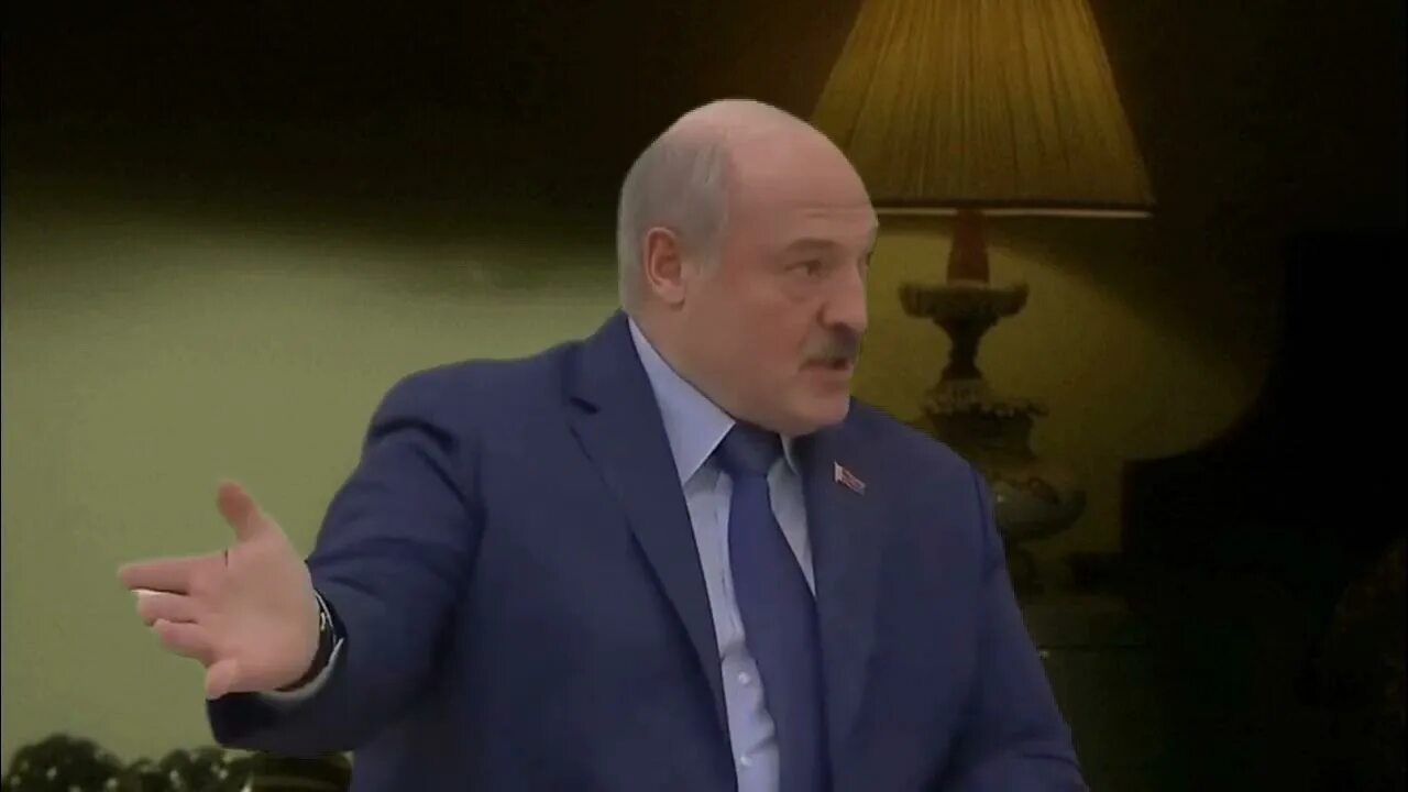 Лукашенко нападение. Лукашенко нападение на Беларусь. Лукашенко сейчас покажу Мем. Лукашенко а я сейчас вам покажу. Лукашенко Мем я вам покажу.