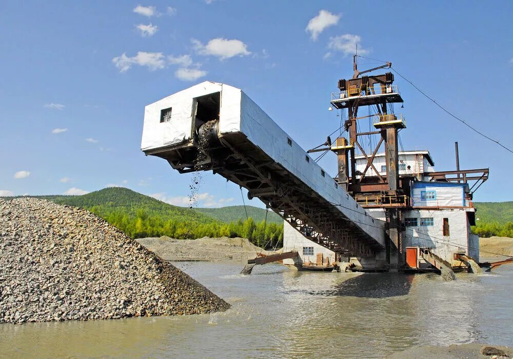 Добыча промышленной воды. Амурская золотодобывающая Артель. Золотодобыча в Амурской области. Добыча золота в Амурской области. Драга прииск Соловьевский.