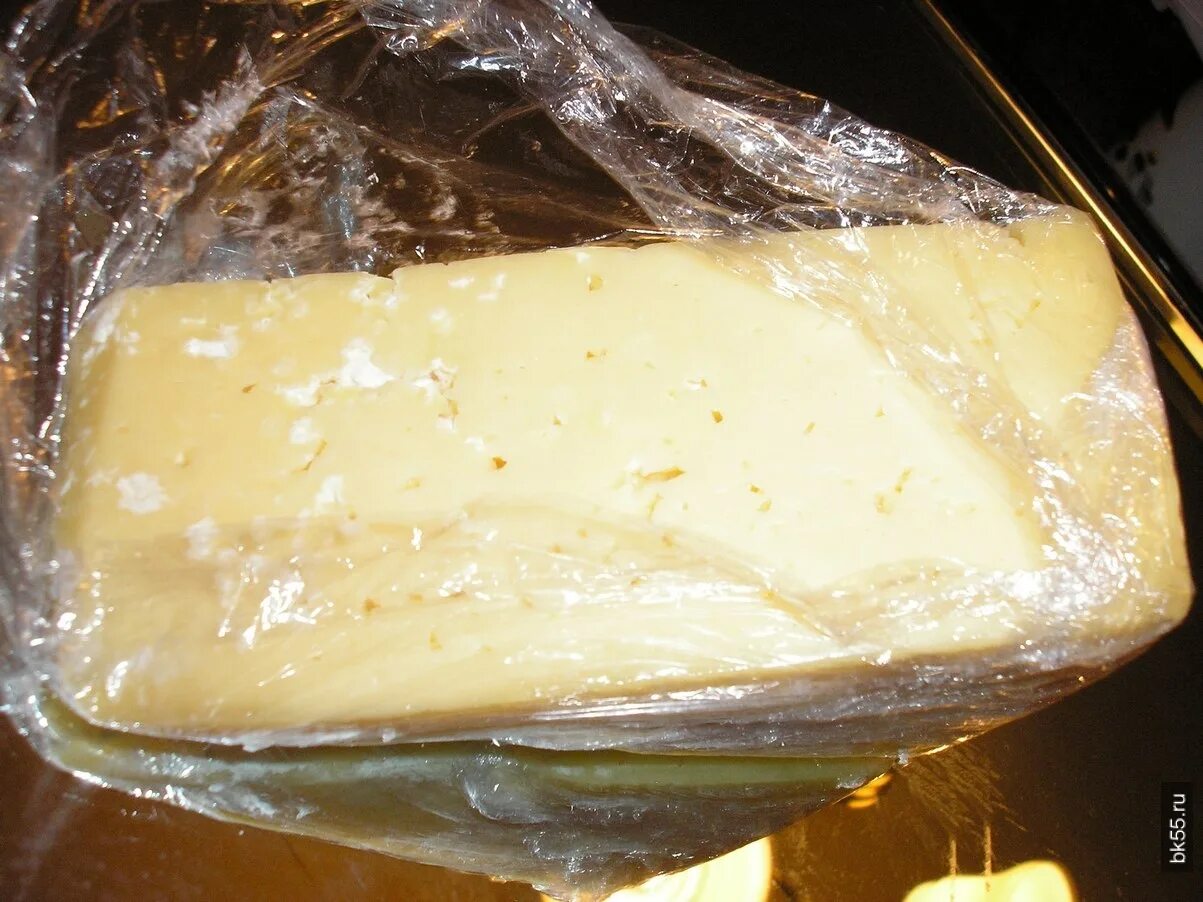 Испорченный сыр. Сыр с плесенью. Тухлый сыр. Порча сыра. Просроченное сливочное масло