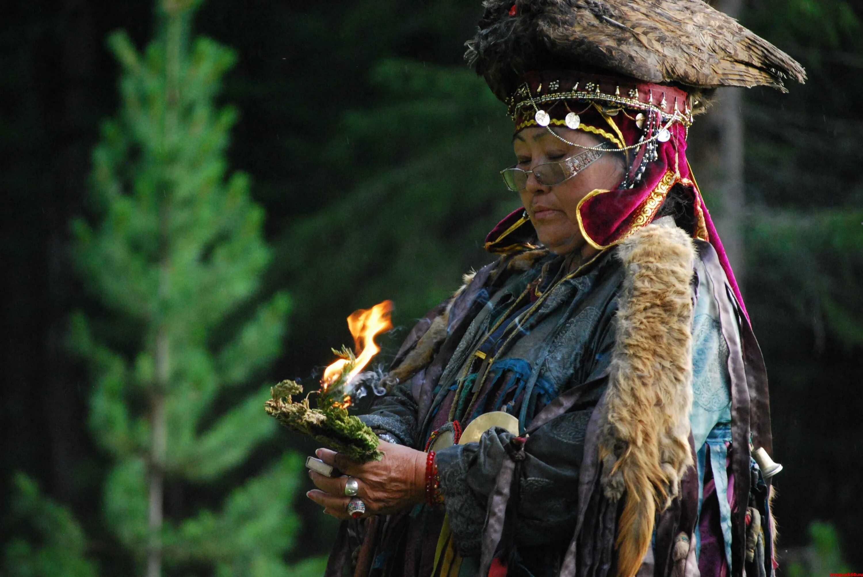 Шаманка фотосессия. Серкин в. Шаманка ведьма косплей. Бубен хакасского шамана. Shaman инстаграм.