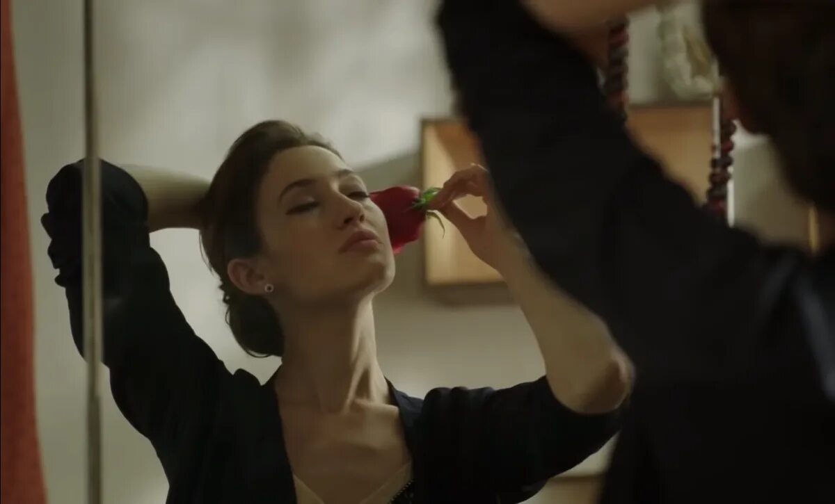 Окутана на вид доступная она. Смог в нью йорке. Окутана на вид доступная она. Обнимает одеяло. Шлейф аромата духов.