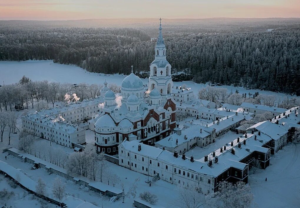 Валаамский монастырь православные монастыри. Валаамский Спасо-Преображенский монастырь зимой. Валаамский Спасо-Преображенский монастырь в Карелии. Валаамский Спасо-Преображенский мужской монастырь зимой. Валаамский монастырь зима.