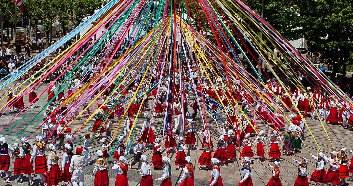 Made may day. Праздник Maypole в Великобритании. Maypole Майское дерево. Мэй Дэй в Англии. Мэй Дэй праздник в Великобритании.