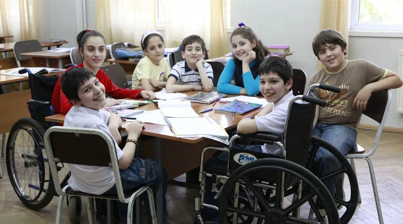 Школа для детей с ограниченными возможностями. Дети с ОВЗ. Дети инвалиды в школе. Инклюзивное образование в школе.