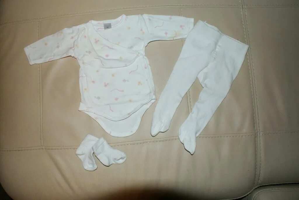 Ползунки детские. Одежда для новорожденных. Детский боди с ползунками. Как надевать боди на новорожденного. Костюмы для младенцев девочки.