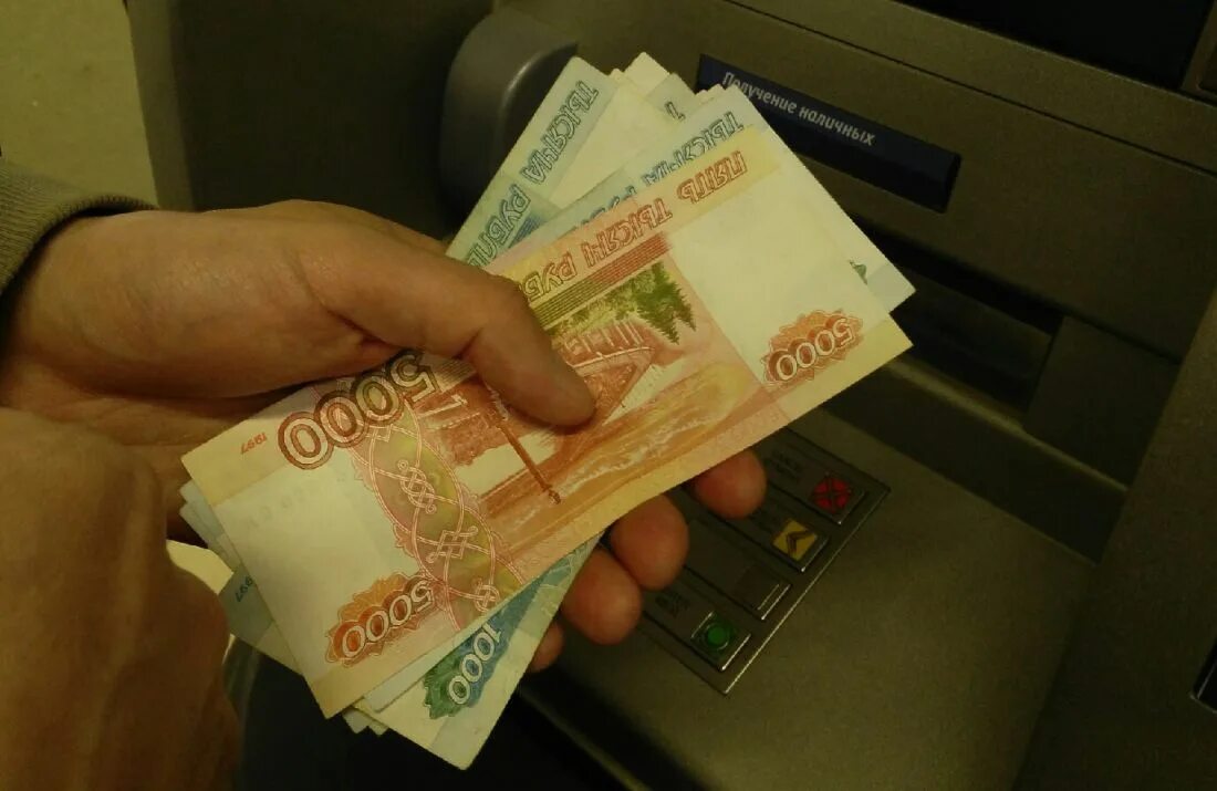 Деньги 40000 рублей. Деньги в руках. Пресс денег в руках. Пресс денег в руках рубли. 5 Тысяч рублей в руке.