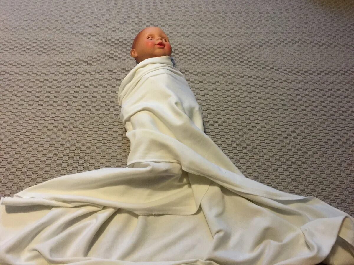 Отзывы пеленания. Пеленание ребенка в одеяло. Пеленание в одеяло новорожденного. Смирительная рубашка для новорожденных. Японское пеленание грудничков.