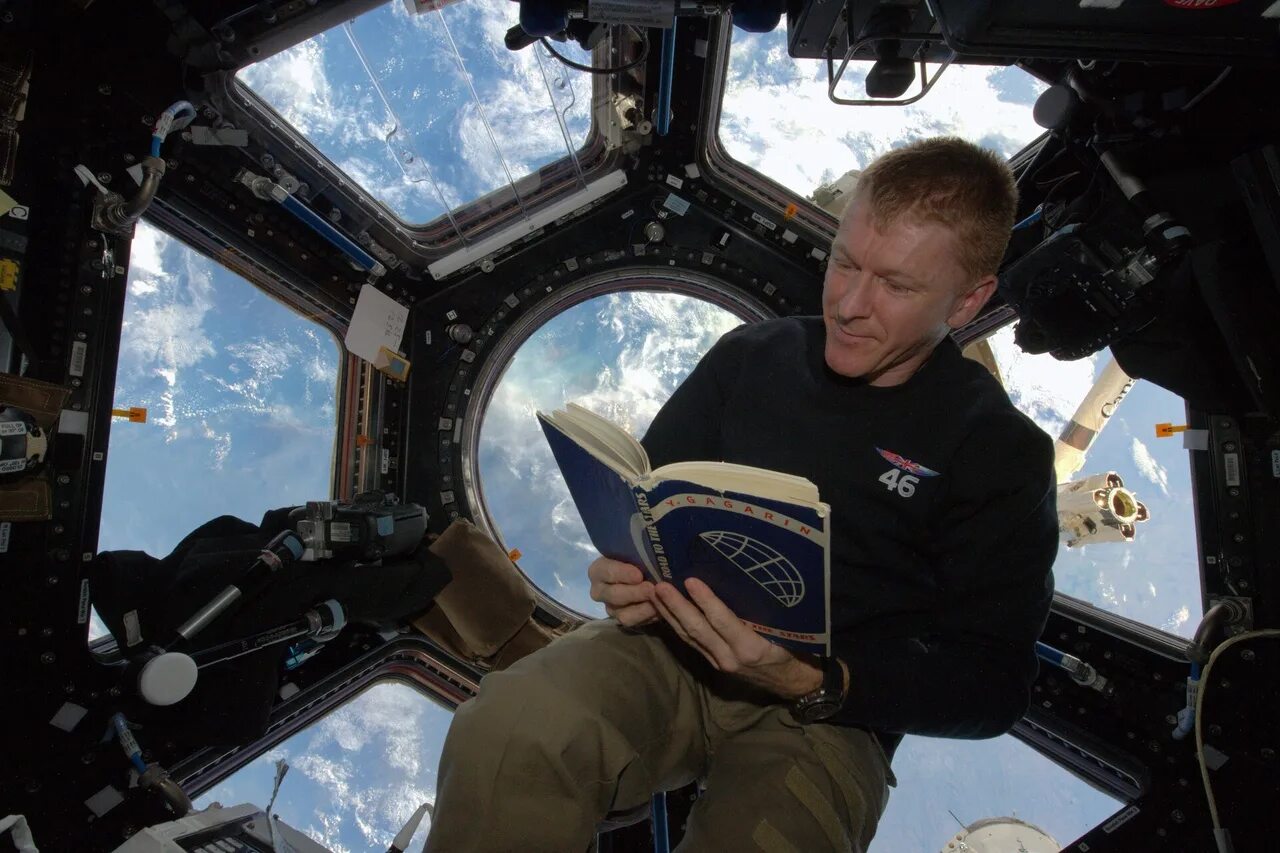 Какой год сейчас в космосе. Тимоти пик. Космонавт в космосе. Человек в космосе. Чтение космос.