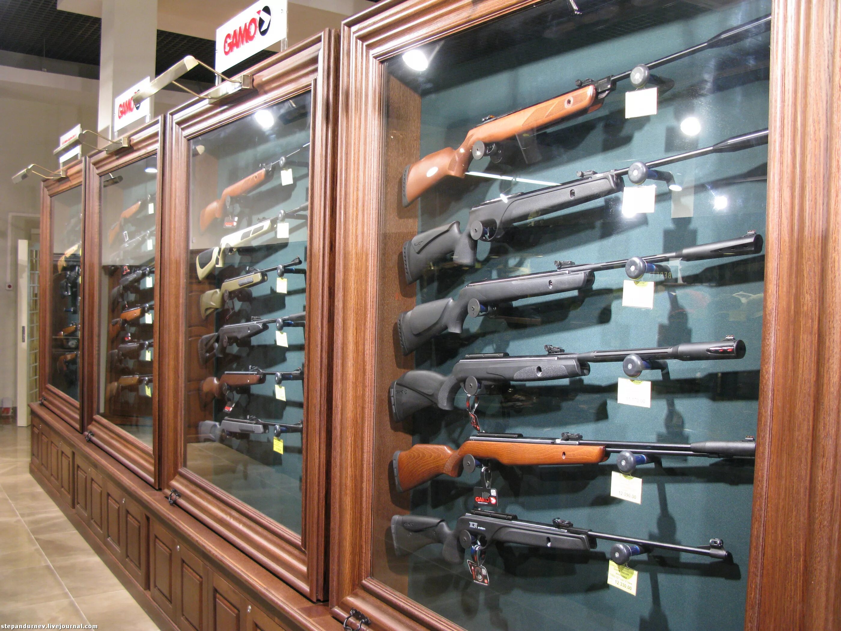 Охота куплю ульяновск. Витрина для оружия. Витрина оружейного магазина. Музейные витрины для оружия.