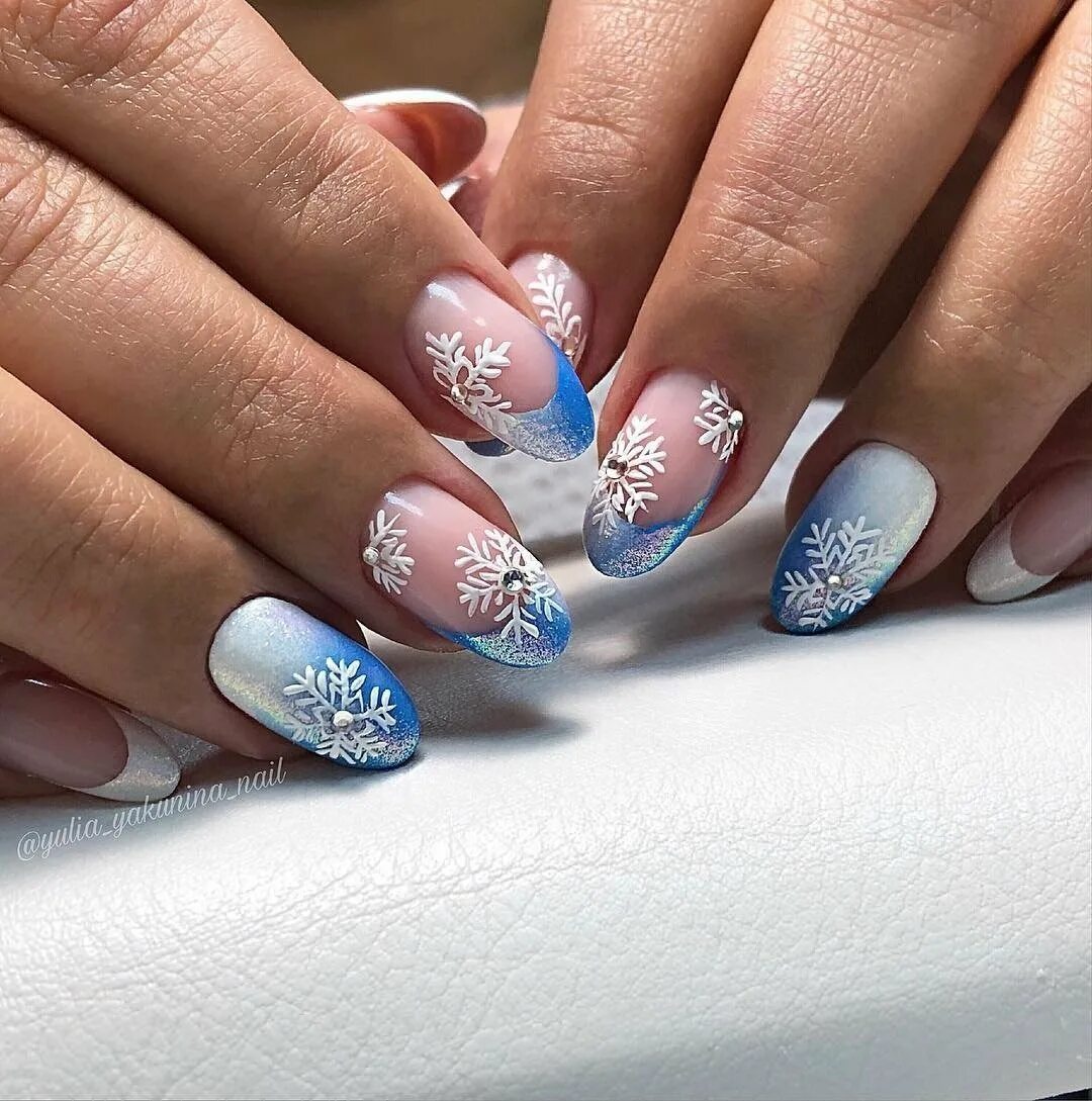 Новогодние ногти миндаль. Зимние ногти миндаль дизайн новинки. Френч на миндалевидных ногтях на новый год. Темный зимний маникюр на миндальную форму. Новогодний маникюр.