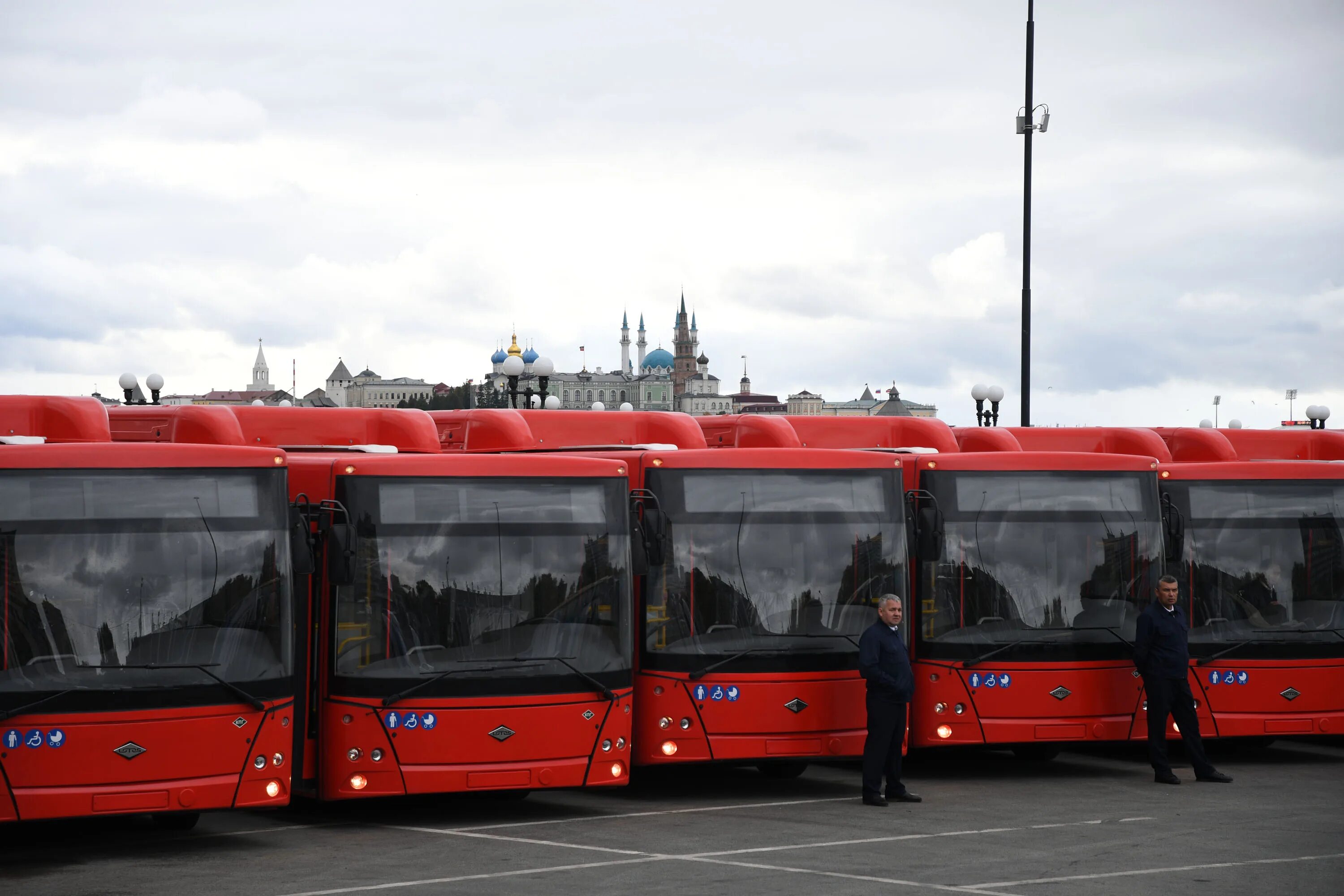 Красный автобус казань. МУП ПАТП Казань. Автобус. Автобус Казань.