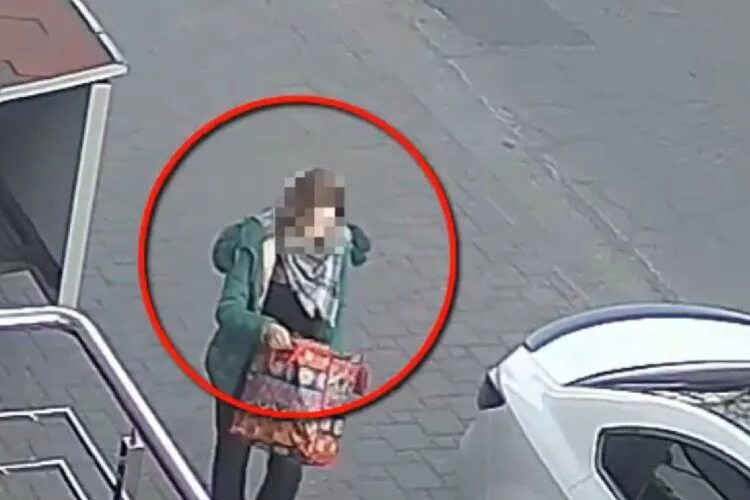 Бездомные девушки в москве. Женщина бросившая ребенка. Женщина бросившая ребенка. Женщина бросившая ребенка. Женщина бросившая ребенка в москве видео.