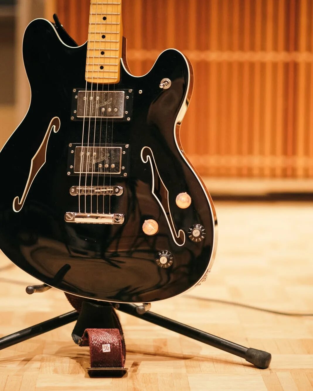 Электрогитара гибсон кастом шоп. Гитара schecter черная. Электрогитара картинки. Фендер стратокастер. Электрогитара электрогитара schecter чёрная.