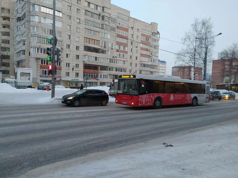 Пермь автобус 68 новый. 68 Автобус Пермь ГОРТРАНС. 53 Автобус Пермь. Остановка Леонова Пермь.