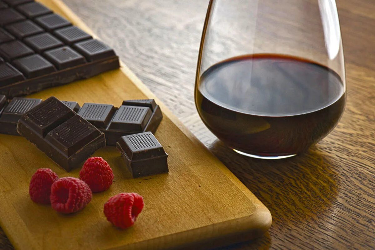 Шоколадка вино. Вино и шоколад. Шоколадка с вином. Горький шоколад и вино. Плиточный шоколад и вино.