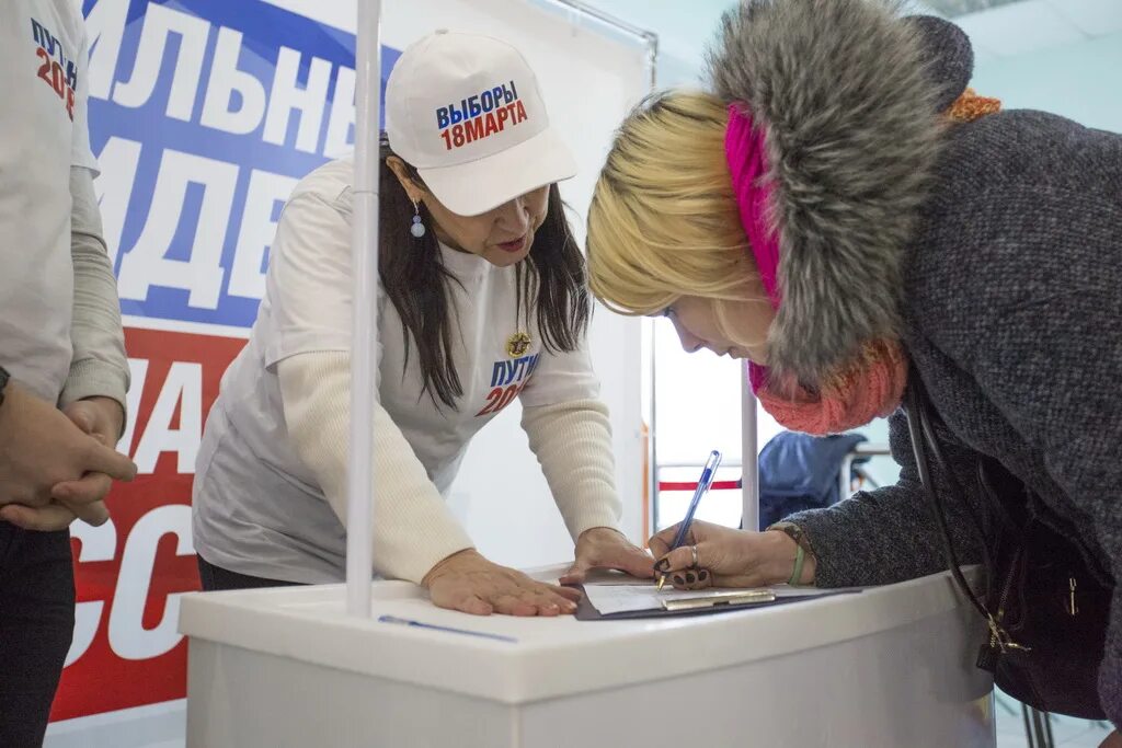 Поддержка выдвижения кандидата. Сбор подписей за путина. волонтёры за путина. добровольцы в поддержку путина. сбор подписей в поддержку кандидата.