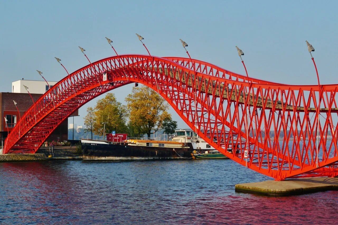 Сколько ушло металла на мост красный дракон. Нидерланды мост питон. Нидерланды Амстердам мосты. Пешеходный мост Амстердам. Python Bridge в Амстердаме.