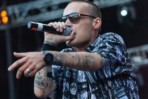 Nas рэпер 1994. Канье уэст очки. Рэпер tech n9ne. Рэпер вышел. Рэпер 6ix9ine улыбка.