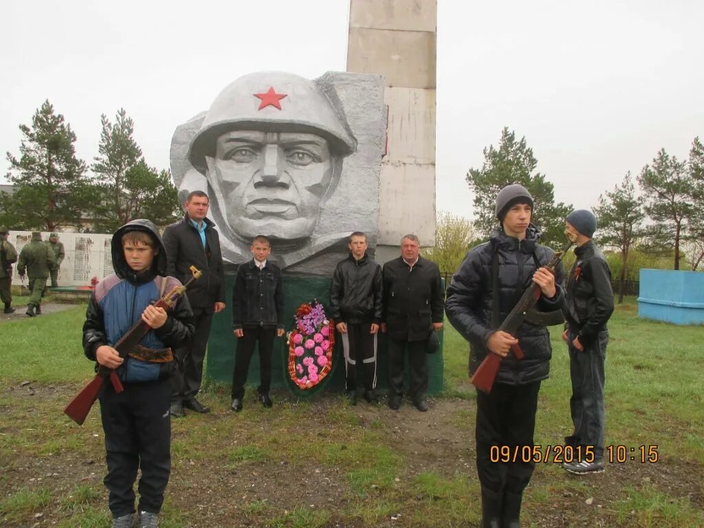 Погода в крутоярском октябрьского. Поселок Крутоярский. Посёлок Крутоярский Челябинская область. Крутоярский застава. Памятник Крутоярский посёлок.