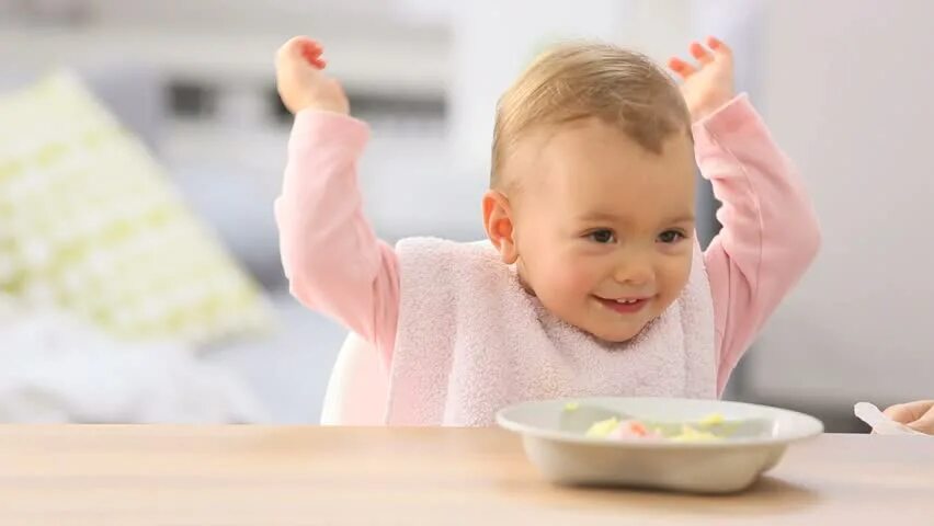 Baby hungry. Baby hungry. Младенцы в слюнявчике. Ребенок пьет какао. Baby hungry.