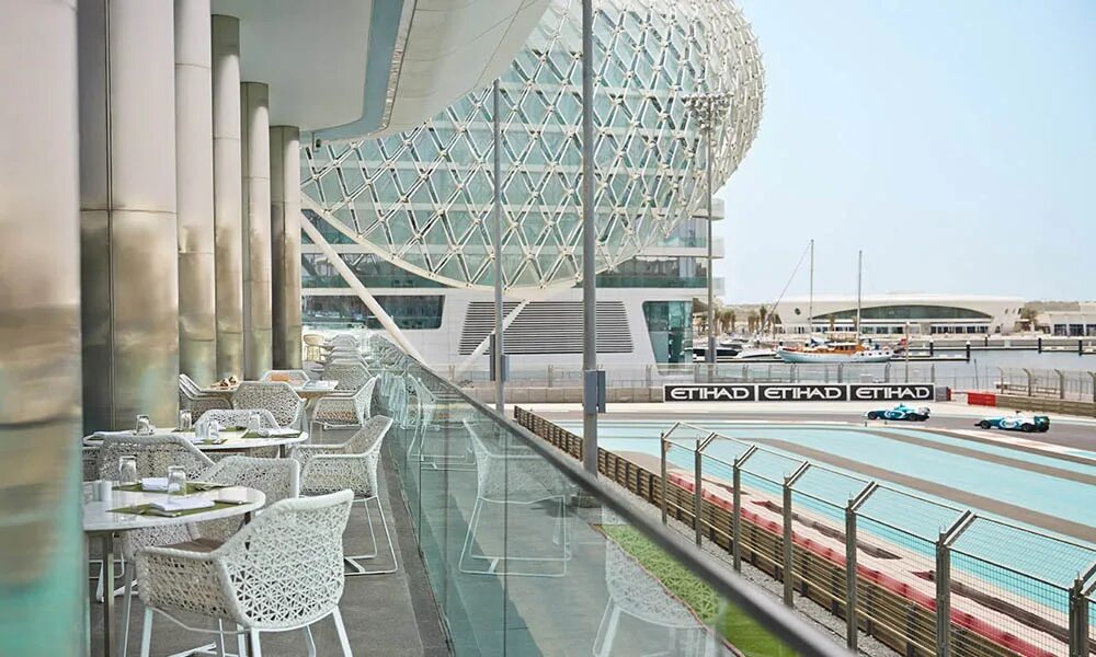Первый отель в абу даби. Отель яс абу даби. Яс айленд абу даби. Yas viceroy в абу-даби. Остров яс в абу-даби.