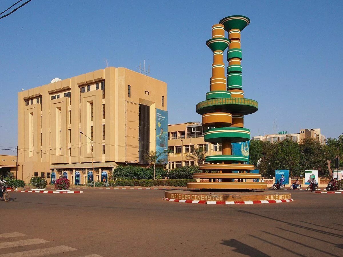 Буркина фасо это. Уагадугу Буркина Фасо. Столица Буркина-Фасо столица. Мечеть бобо Буркина-Фасо. Уагадугу достопримечательности.