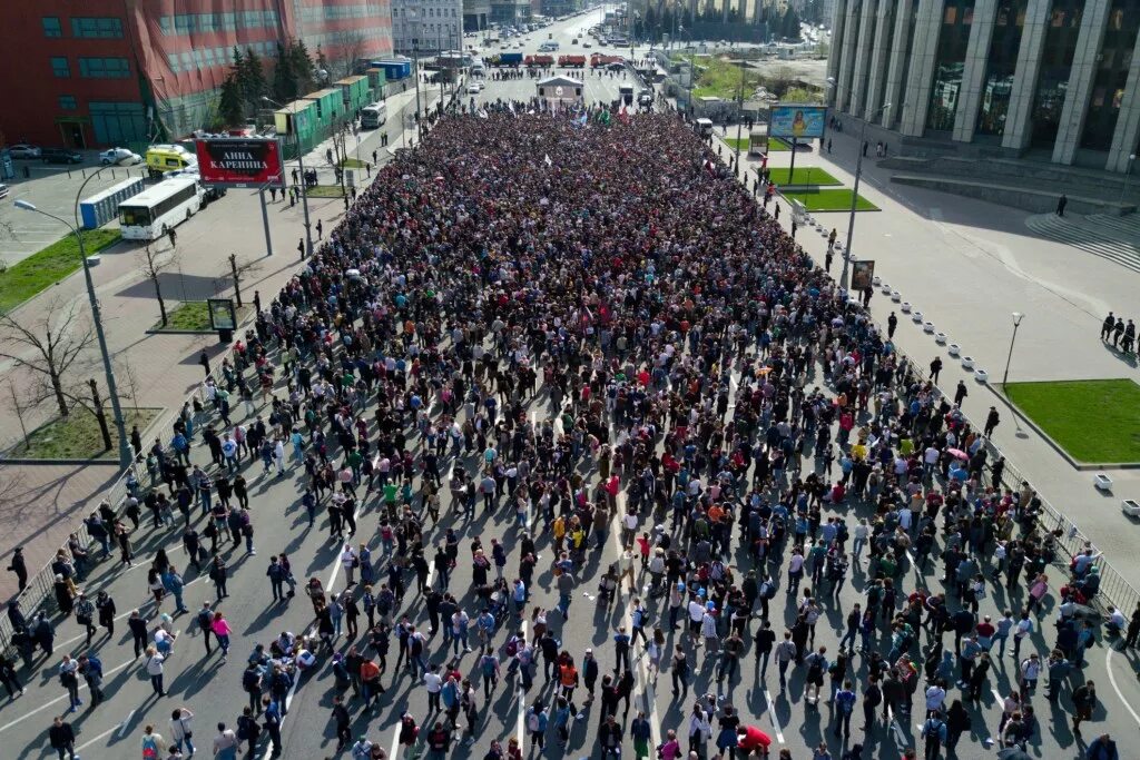 Митинг вид сверху. Толпа митинг вид сверху. Виды митингов. Митинг против повышения пенсионного возраста в Москве.