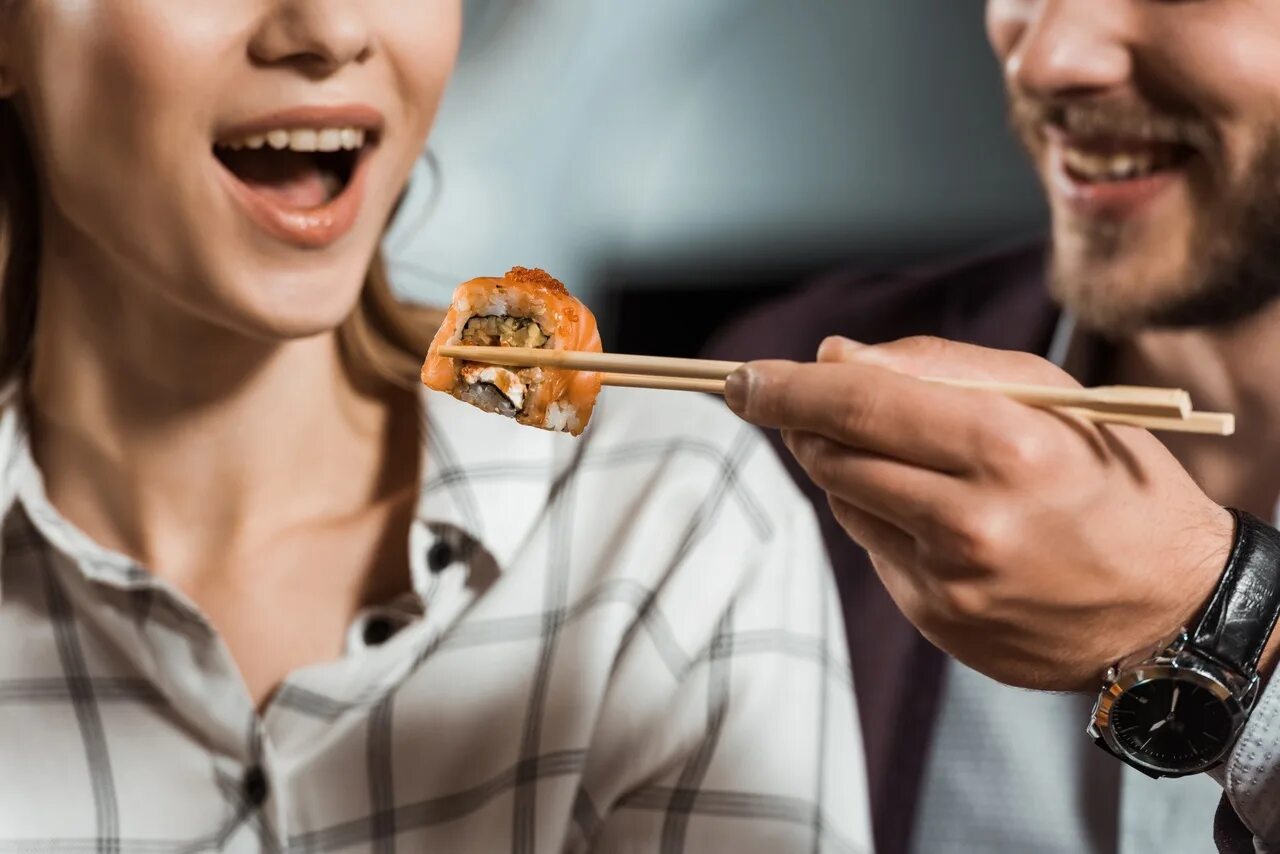 Муж ест руками. Мужчина ест роллы. Люди едят суши. Роллы на мужчине. Девушка с роллами.