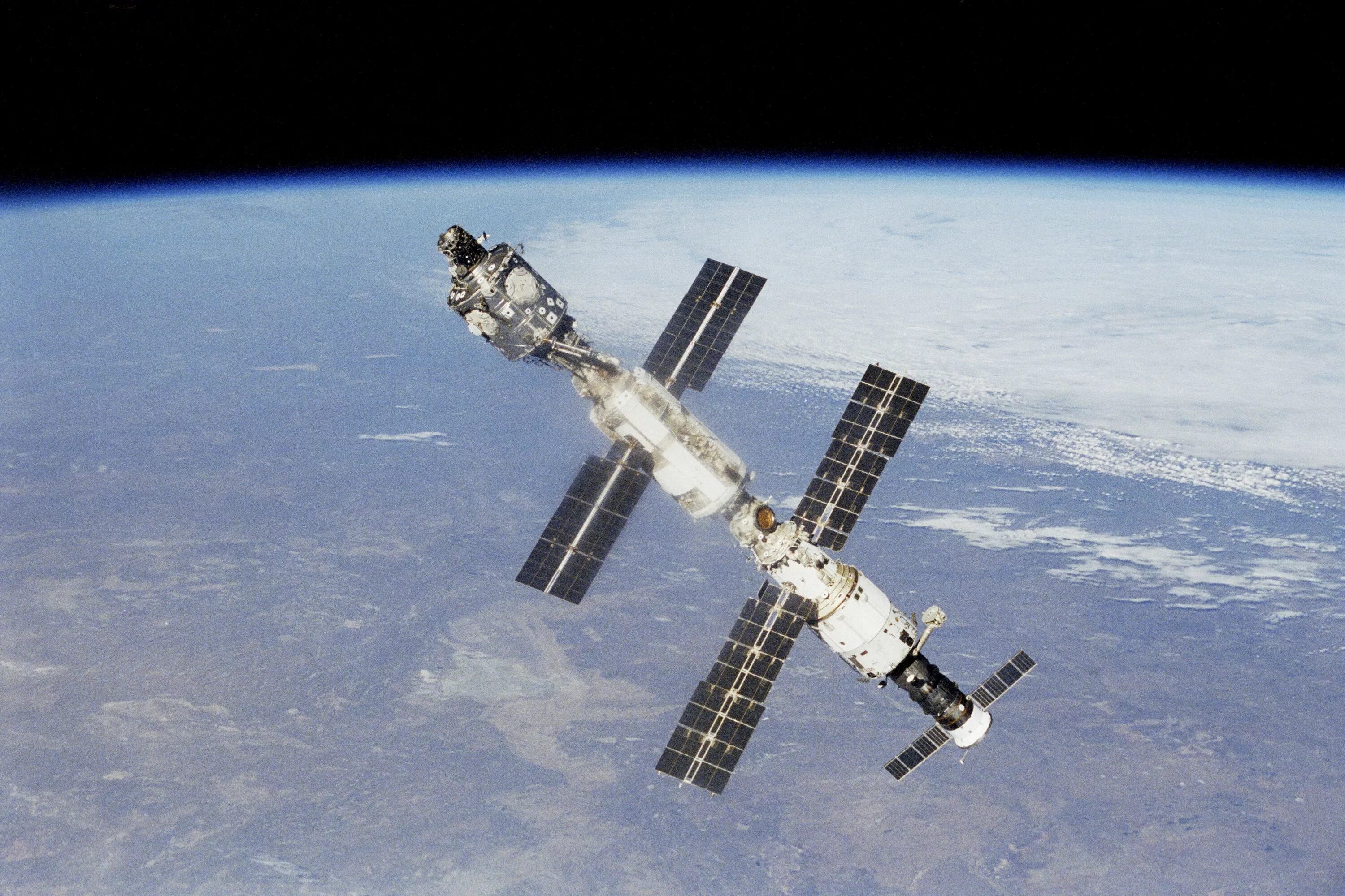 Международная космическая станция находящаяся на околоземной орбите. Международная Космическая станция МКС. Станция мир и МКС. МКС 1998. МКС 1996.
