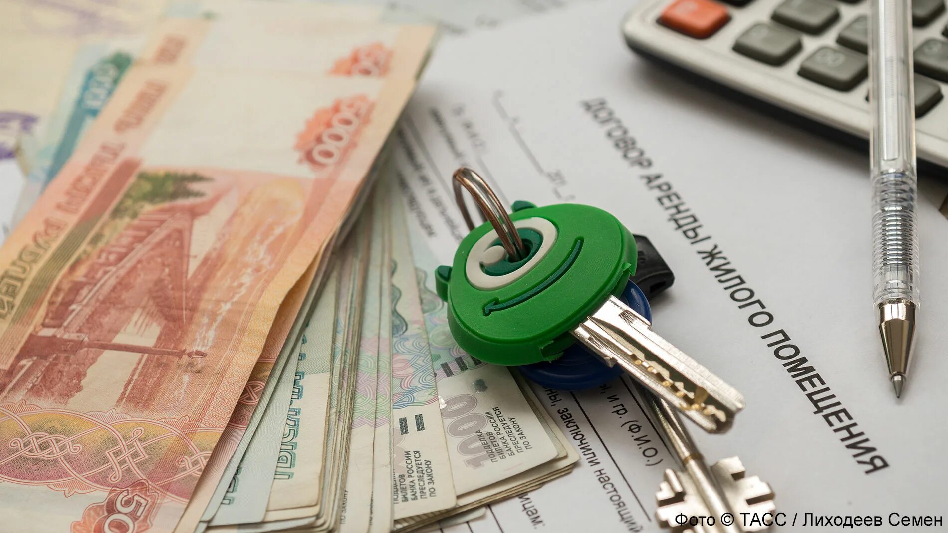 Покупатель с деньгами. Деньги заработная плата. Покупатель в магазине на кассе. Получает плату за сдачу в. Сдача жилья в аренду.