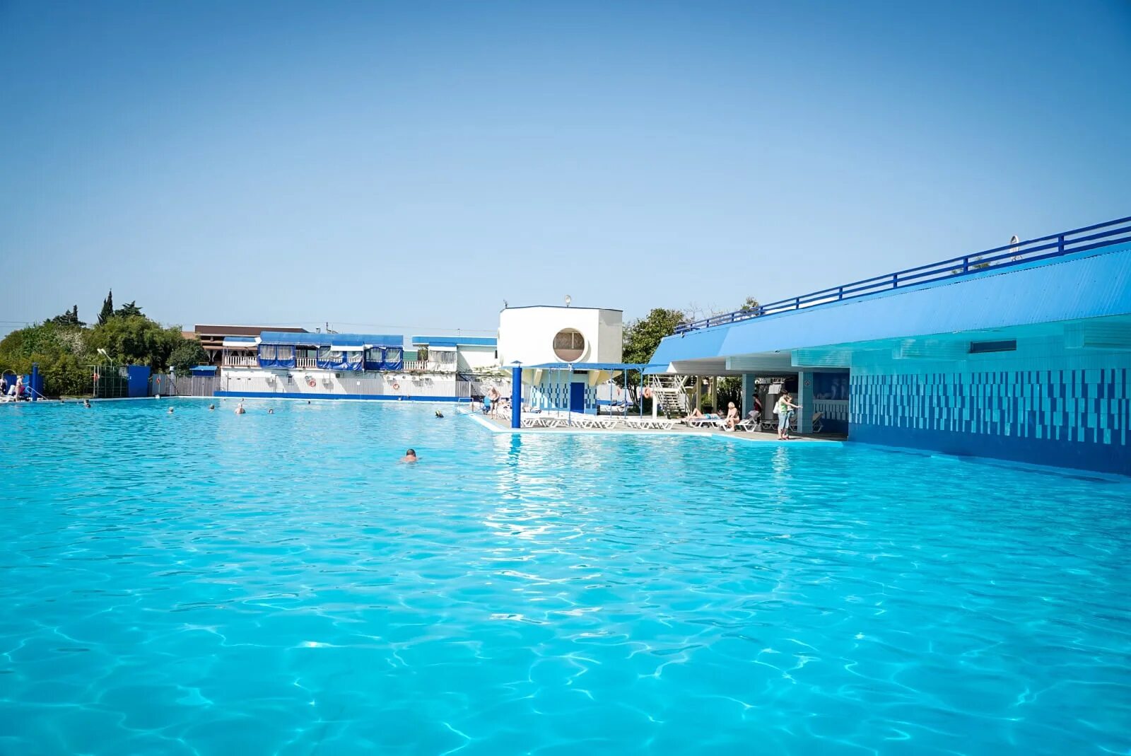 бассейн пансионата адлеркурорт. плавательный бассейн адлеркурорт.