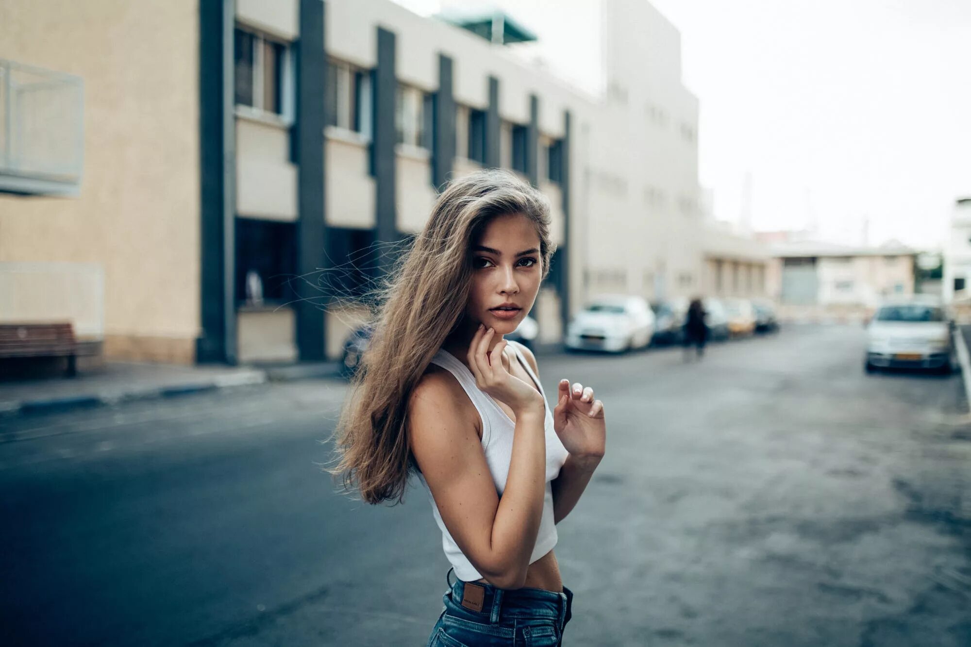 Инна вальтер дымом. Селена гомес фотосессии. Тейлор свифт. В стороне сидит девчонка клип. В стороне сидит девчонка клип.