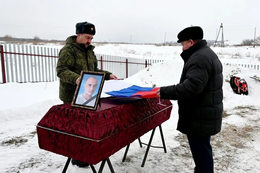 Правда о сво сегодня последние новости. Похороны военнослужащего. Похороны с почестями для военных. Похороны с воинскими почестями. Прощание с солдатами погибшими на Украине.