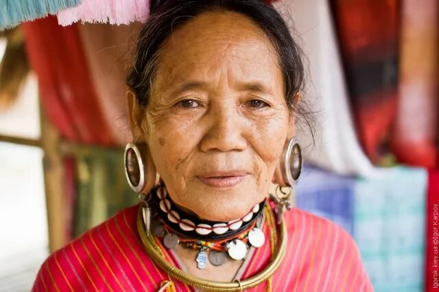 Старые тайки. Старая тайка. Женщины племени длинноухих. Тайская пожилая женщина. Женщины из Борнео с серьгами.