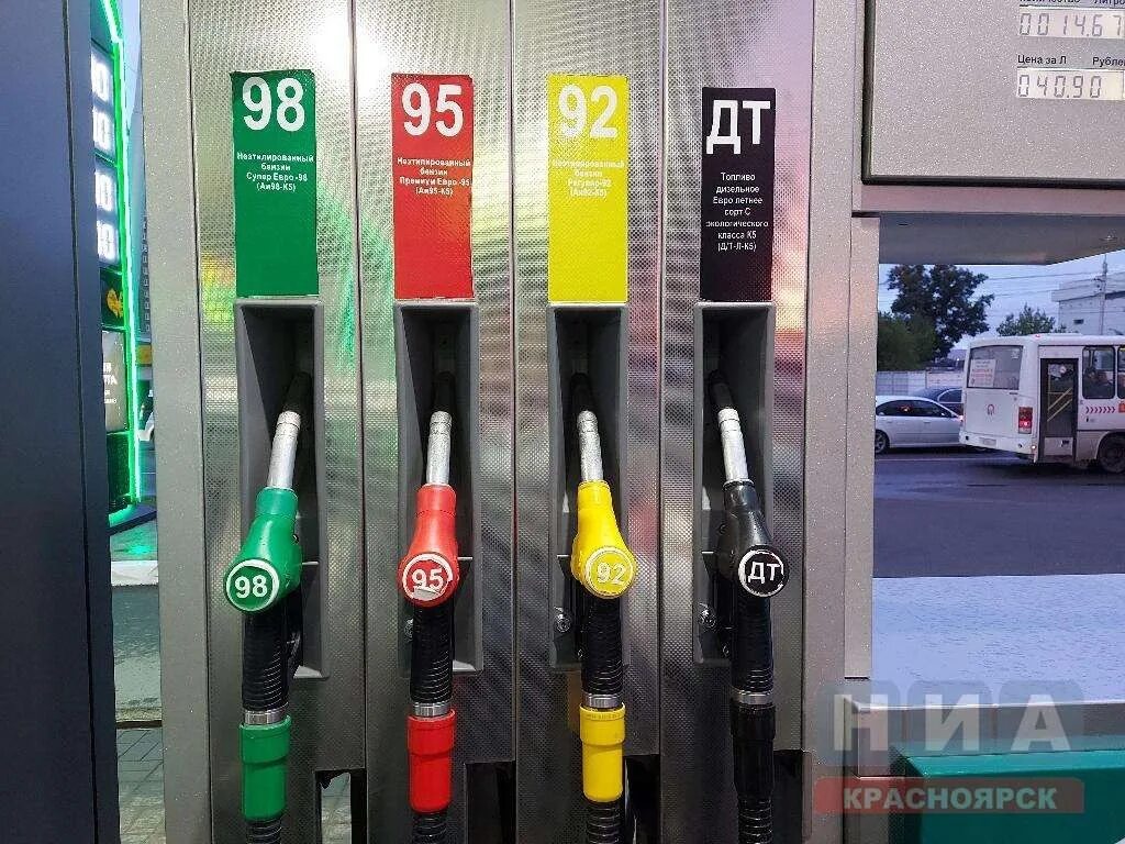 Бензин аи-98. 98 бензин. Виды топлива на азс. Марки бензина. 92 95 98 бензин.