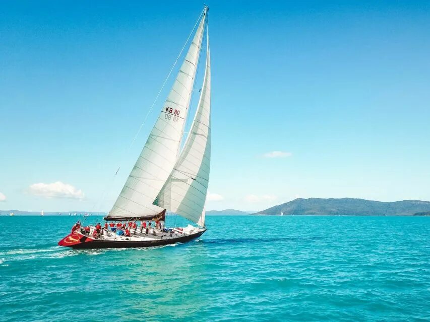 Sailing adventures. Яхта адвенчер. Прогулочная парусная яхта. Яхта Эдвенчер Санкт-Петербург. Яхта aq 32 c.