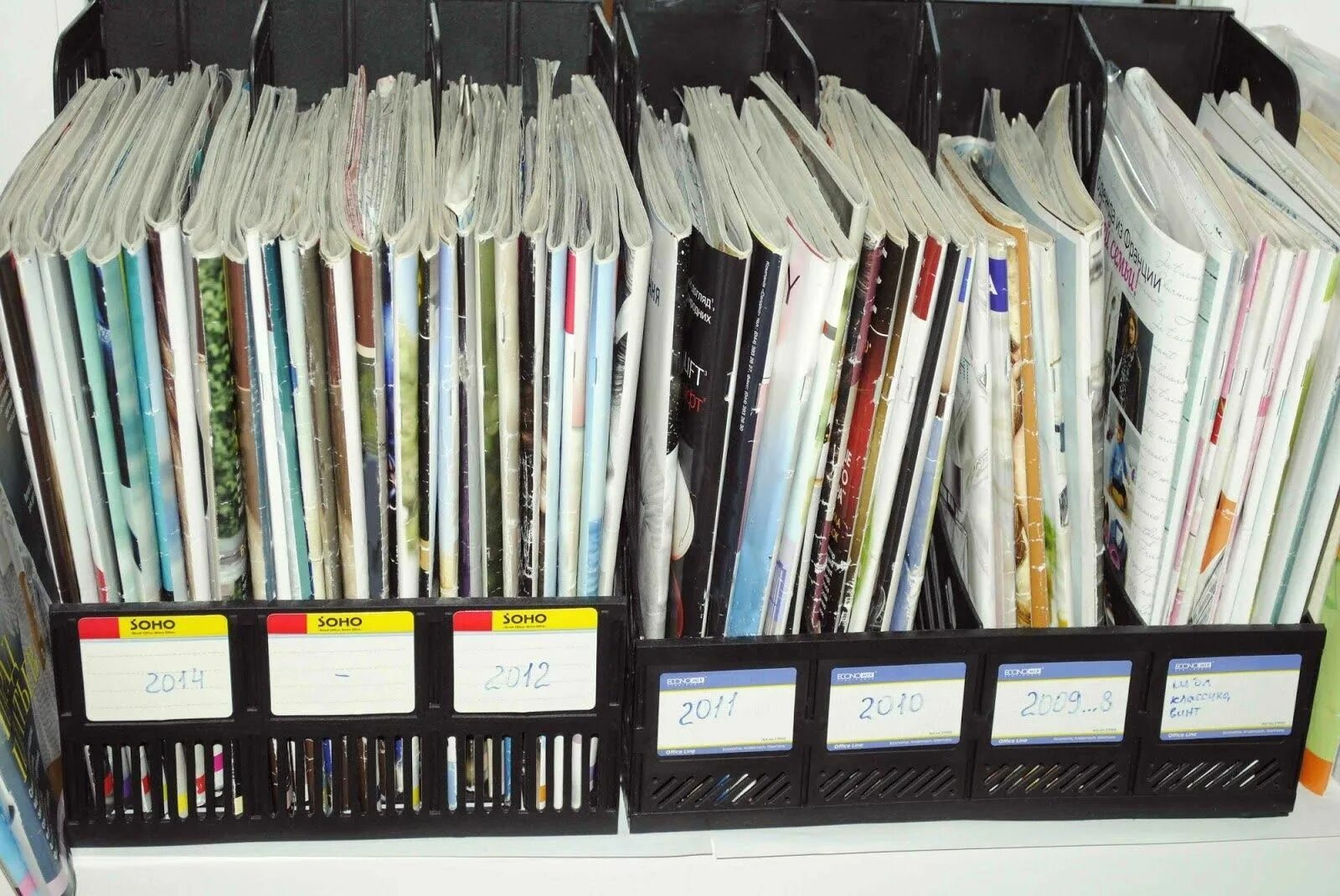 Идеи хранения журналов. Хранение журналов дома идеи. Организация хранения документов дома. Организация хранения журналов