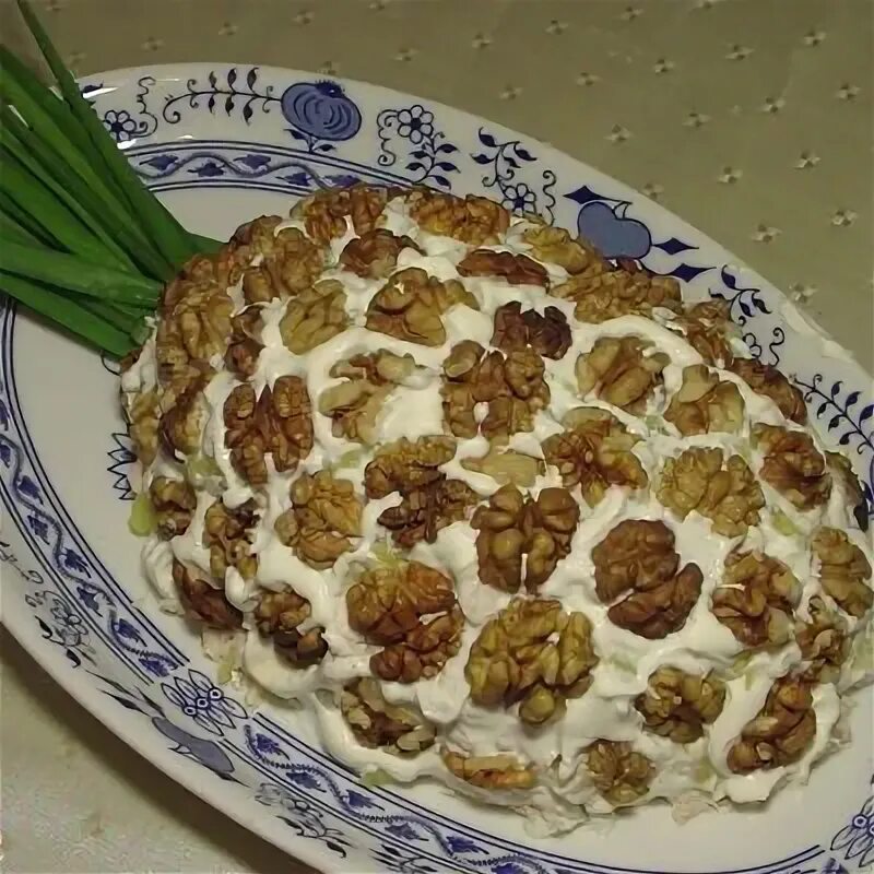 Салаты черепаха с грецкими орехами и черносливом. Салат с черносливом ананасом и грецкими. салат ананас чернослив грецкий орех. салат с курицей и ананасами и черносливом и грецкими. салат с ананасом черносливом и курицей и грецкими орехами.