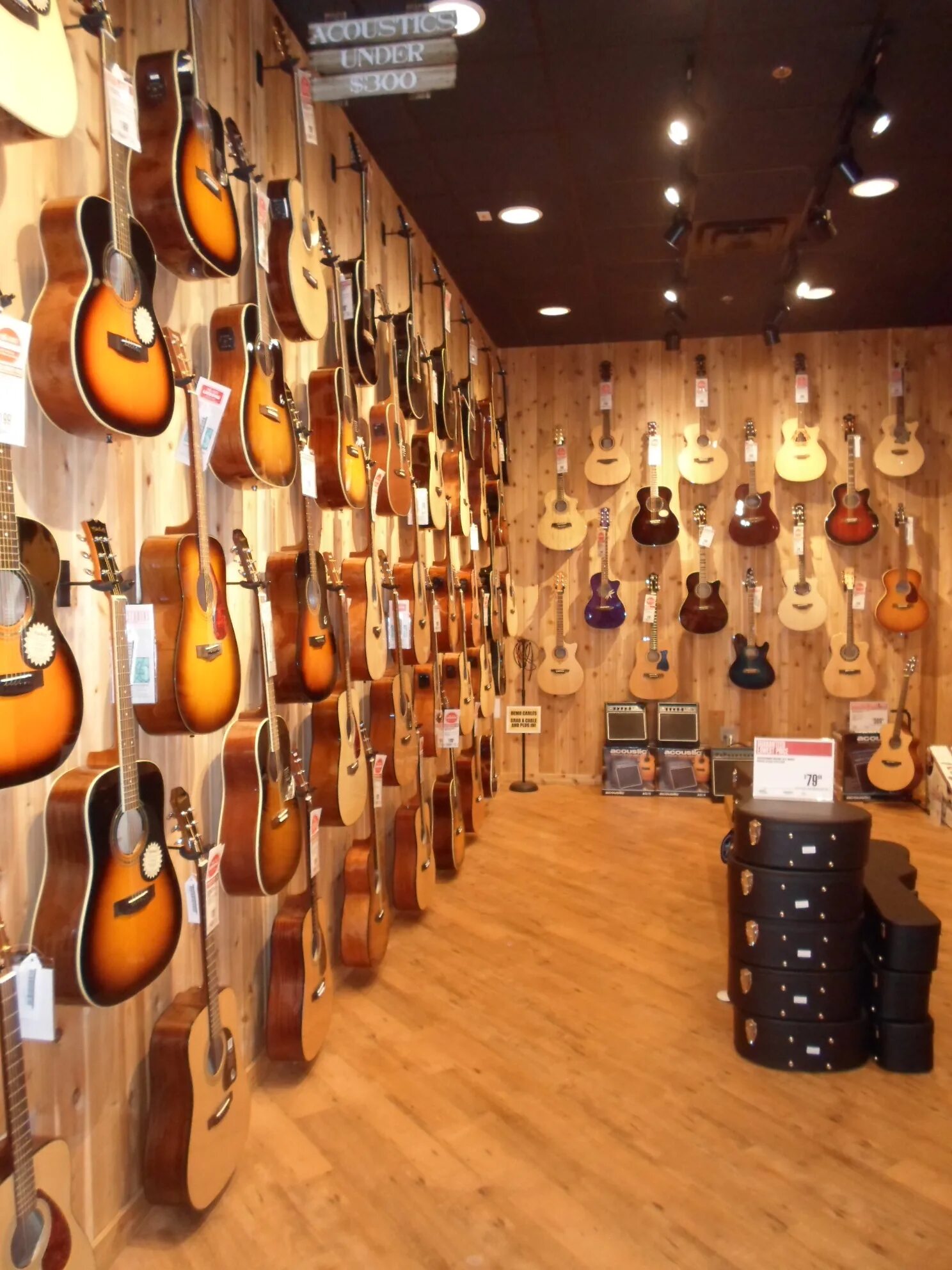 Guitar center. Магазин гитар. Музыкальный магазин. Дизайн магазина гитар. Guitar Center Нижний Новгород.