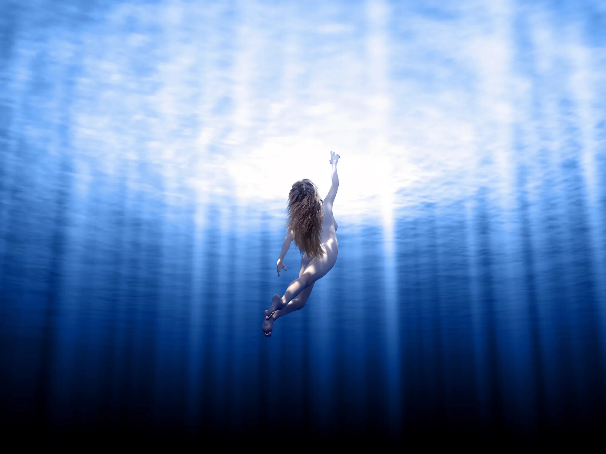 Выныривает из воды. Девушка плывет вверх. Человек под водой. Женщина под водой.