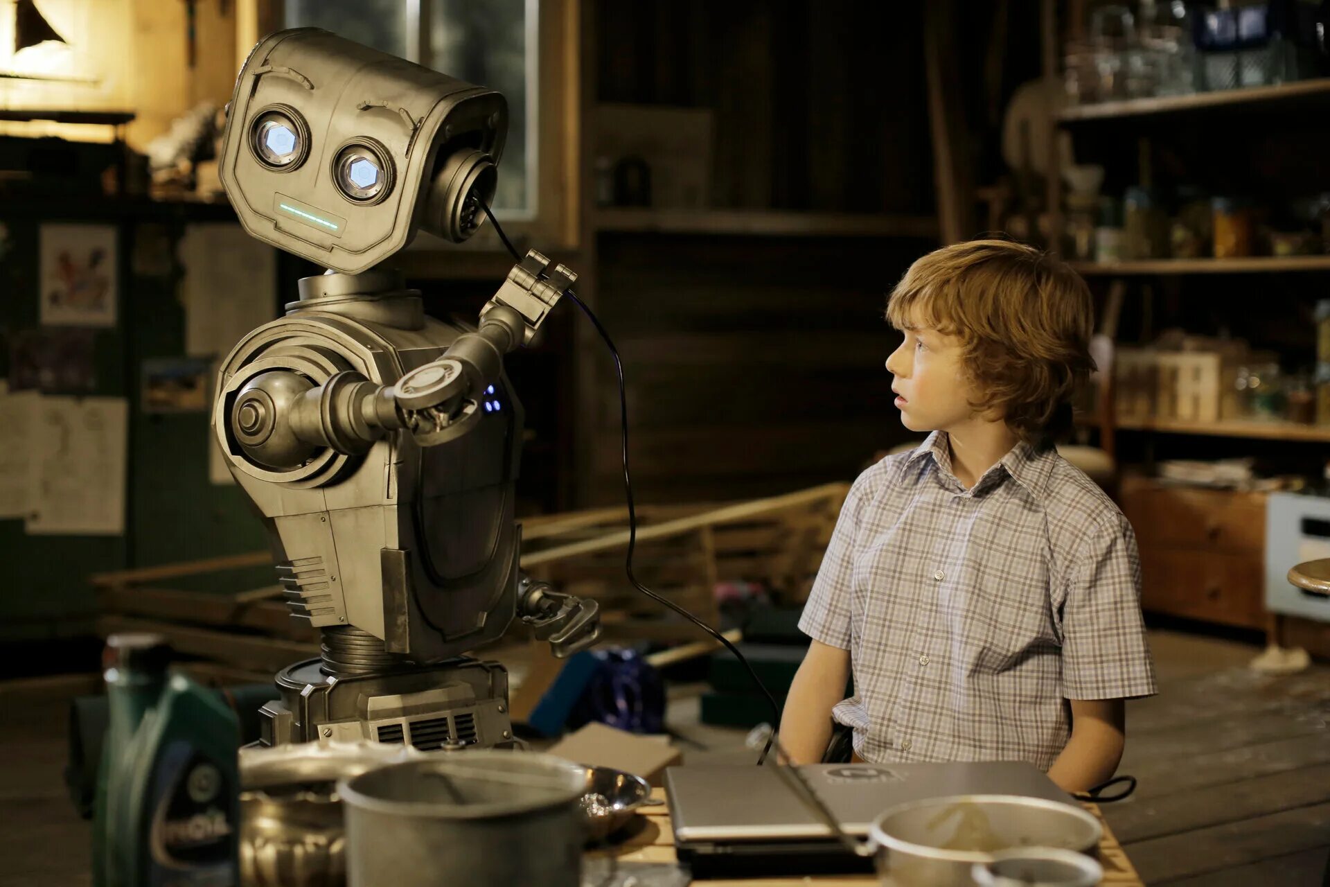 Робот и мальчик фулл. Мальчик робот.