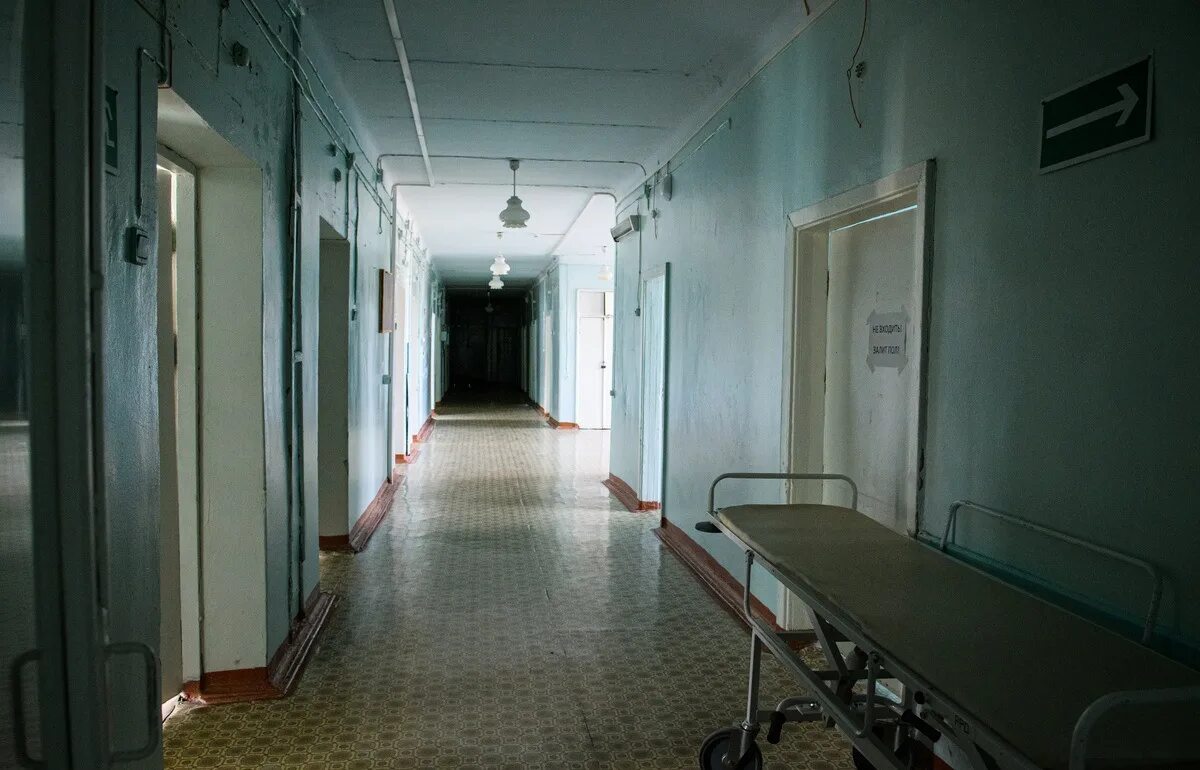 Коридор больницы. Больничный коридор. Коридор больницы Россия. Коридор поликлиники.