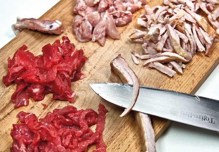 Что нужно для солянки по домашнему. Нарезка мяса для солянки. солянка с мясом. нарезанные ингредиенты для солянки. нарезка мяса для борща.