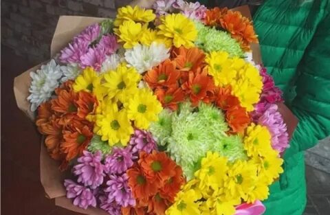 Букет из разноцветных хризантем