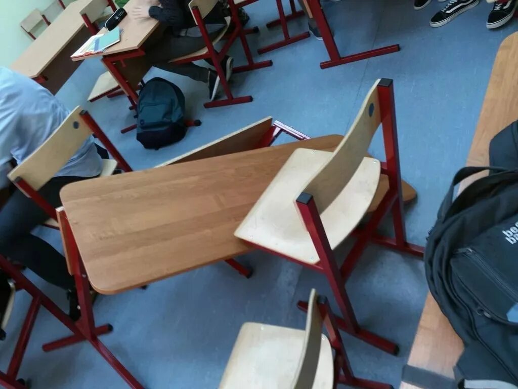 Сломанная Школьная парта. Сломанная парта в школе. Парты в классе. Сломанная Школьная мебель.