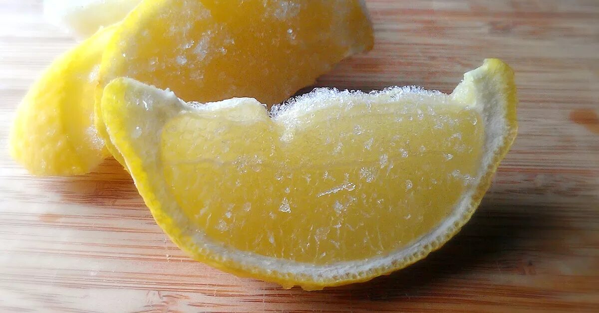 Можно ли лимон при печени. Замороженный лимон. лимон без кожуры. мякоть лимона. замороженный лимон чудодейственный.
