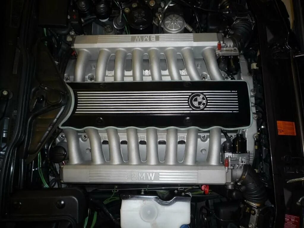 Бмв v16. BMW e32 v16. Мотор v16 BMW. V16 двигатель BMW. BMW 7 v16.