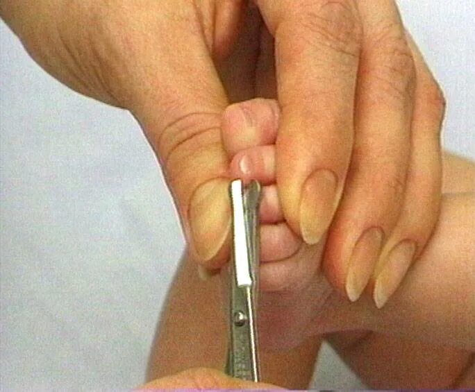 Стрижка ногтей новорожденному. Ребенок подстригает ногти. Стричь ногти ребенку. Можно ногти обрезать