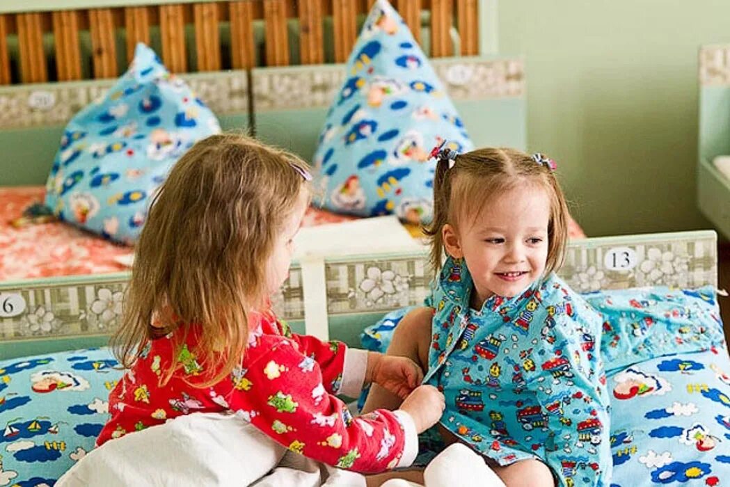 детский потом. разбросанные игрушки. кружок рисования для детей. творческие занятия для детей. ребенок 5 лет.