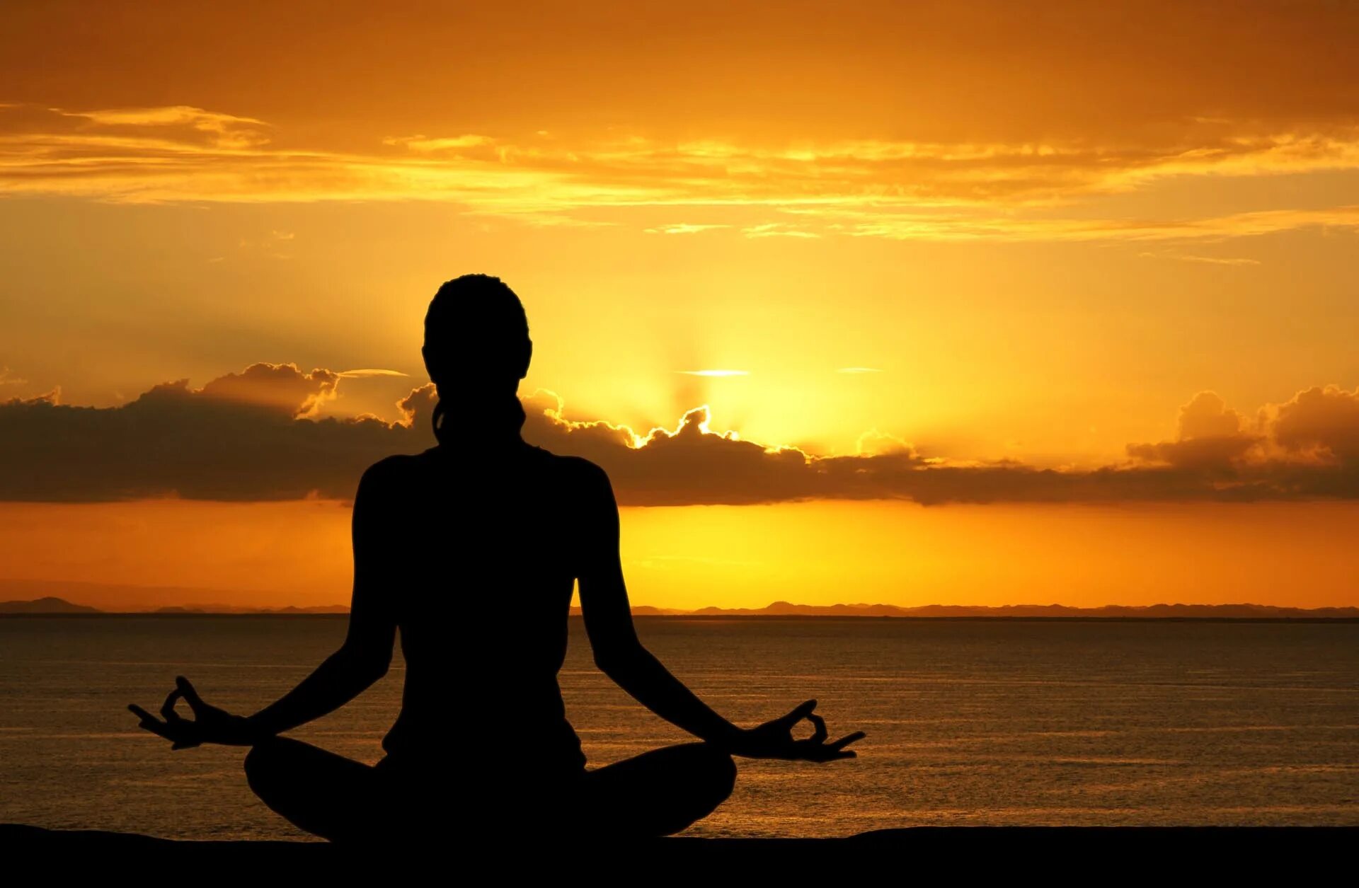 Йога на закате. Девушка медитирует на берегу. Йога море закат. Музыка для медитации шри